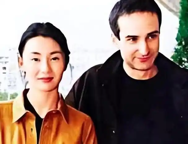 张曼玉罕露面!亲自下厨,粗腰驼背眼无神,与洋老公离婚膝下无子