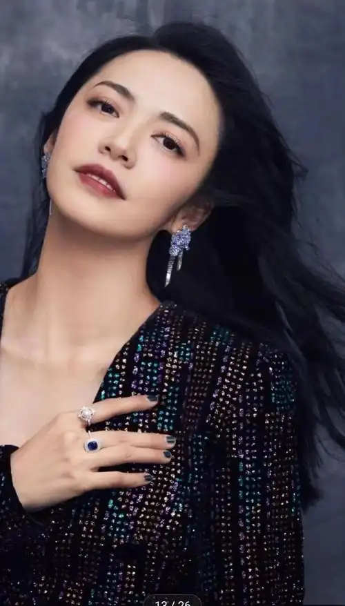 姚晨的长相与气质都是偏硬朗的大女人,整体非常适合职业风,或是走成熟