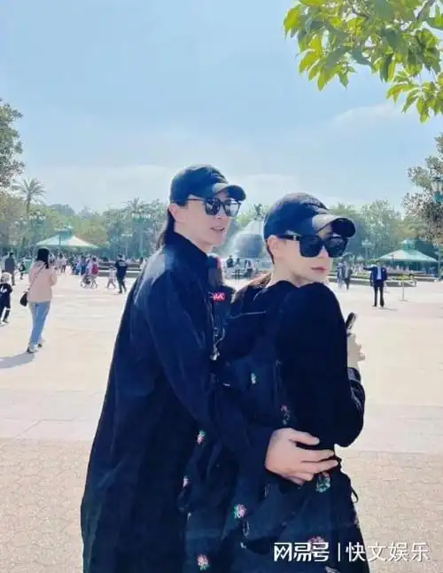40岁戚薇现身香港迪士尼与美国老公李承铉秀恩爱夫妻感情甜蜜