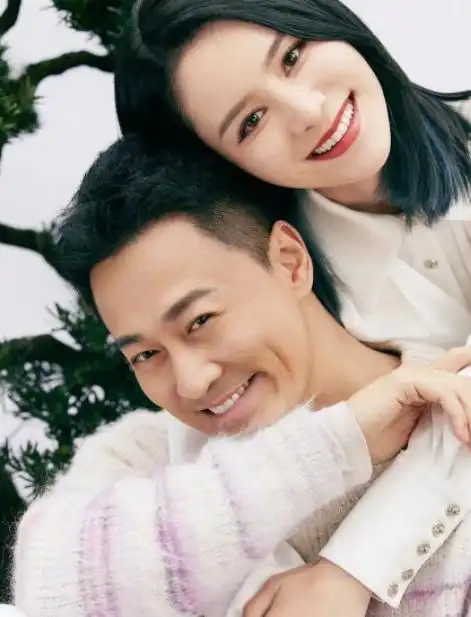 林峰晒出近况,带妻子和女儿现身海边,一家三口十分幸福