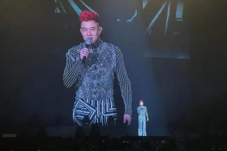 方媛全家现身郭富城演唱会俩女儿挥手与爸爸互动俏皮又可爱