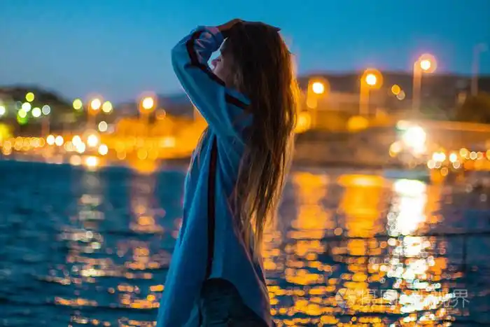 与可爱女孩在海上的夜景