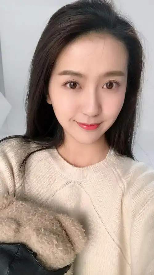 许龄月气质动人青春活泼,作为演员她还梦想拥有自己的服装品牌