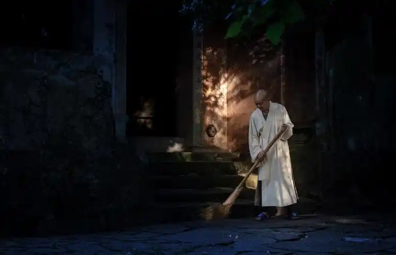 扫地僧 - 箫台雁 - 图虫