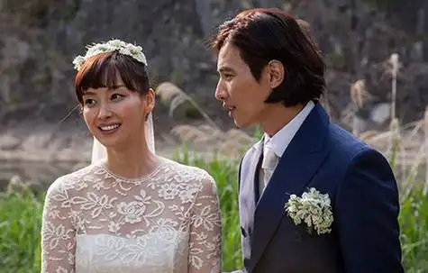 安在旭一再以"喜欢圈内人,对象是居家又会弹琴的s小姐"暗指宋允儿