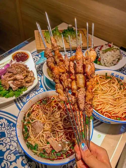 郑州美食必点牛肉面羊肉串60太太太好吃了