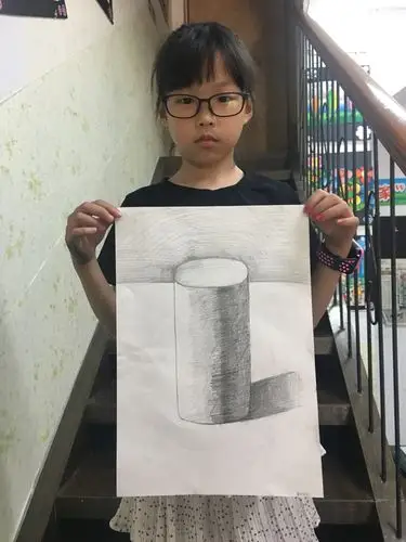 7.6三年级素描教学《圆柱体临摹》