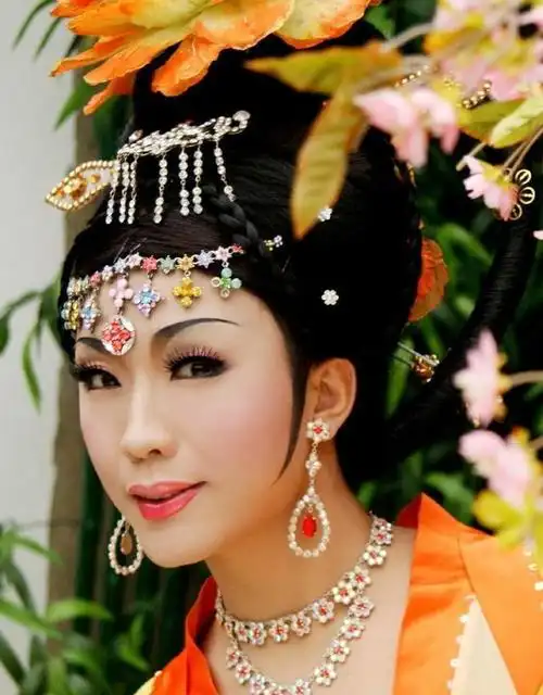 李玉刚大家都很熟悉但是他的妻子你清楚吗背景强大