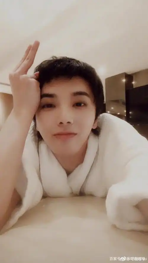 华晨宇花花拍照姿势你get到了吗