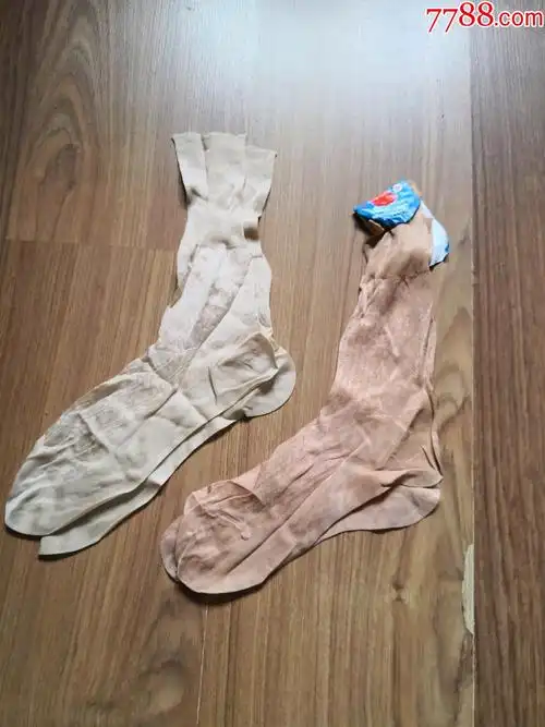 全新两个老袜子
