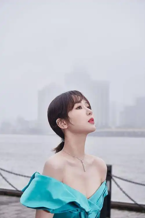 2021年3月31日,杨紫参加2021时尚芭莎年度人物派对拍摄的一组写真曝光