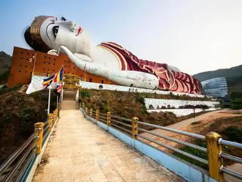 其实在国内也是有许多著名的大佛像的,像乐山大佛,灵山大佛等等.