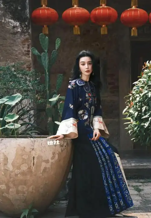 43岁范冰冰坐三轮车游街昔日顶流落魄到如此境地