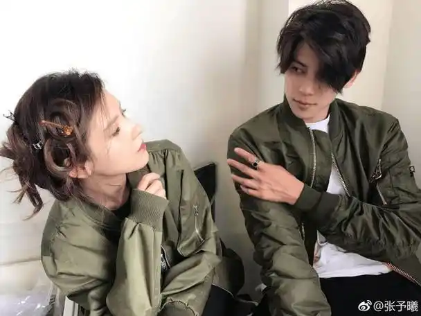 张予曦与男友秀恩爱 皮肤白皙娇小可爱很养眼_网易订阅