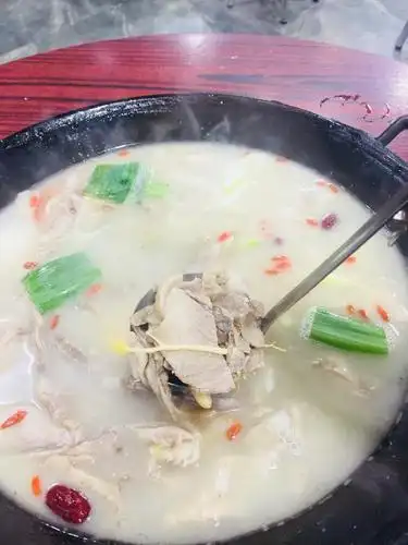 奶白汤头,没有一点羊肉的膻味,极其顺滑和鲜美.