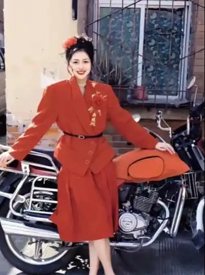 老照片:上海1位女士的留影,90年代一盛装打扮的新娘和其嫁妆