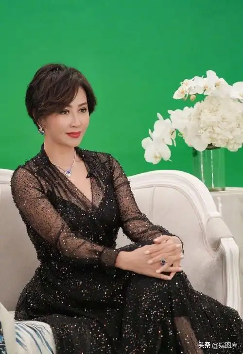 58岁刘嘉玲穿蓝色礼服裙开叉到大腿太耀眼窈窕身材依旧靓美