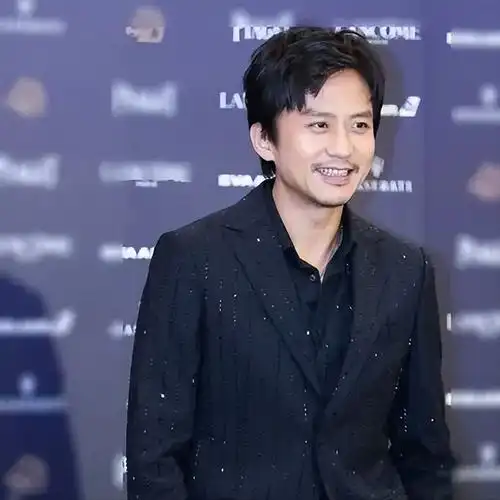 45岁邓超和李乃文上海拍戏风吹现秃顶明星也逃不开秃顶烦恼啊