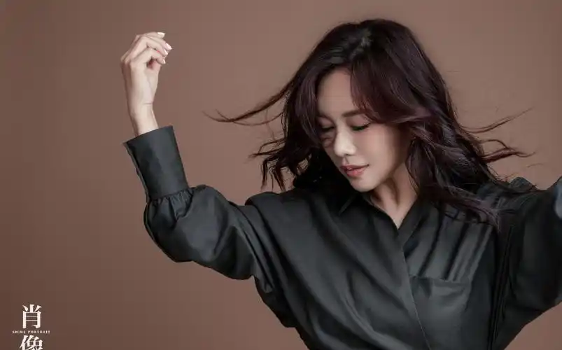 分享一组陈松伶图片给大家,图中的明星图片壁纸会点缀你的电脑桌面