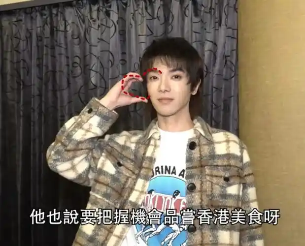 胖胖的,好标准一个"06",怎么比心都比得这么认真规整hhh#华晨宇