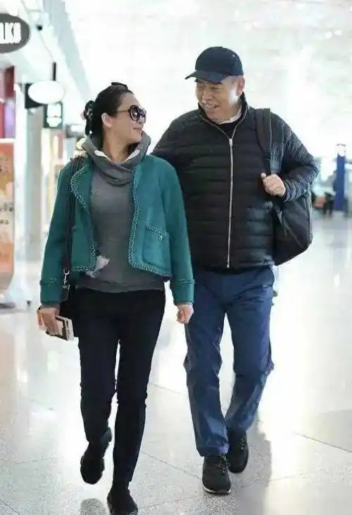 陈凯歌携妻看话剧被拍,陈红断崖式衰老,不光脸松弛身材也下垂跟普通
