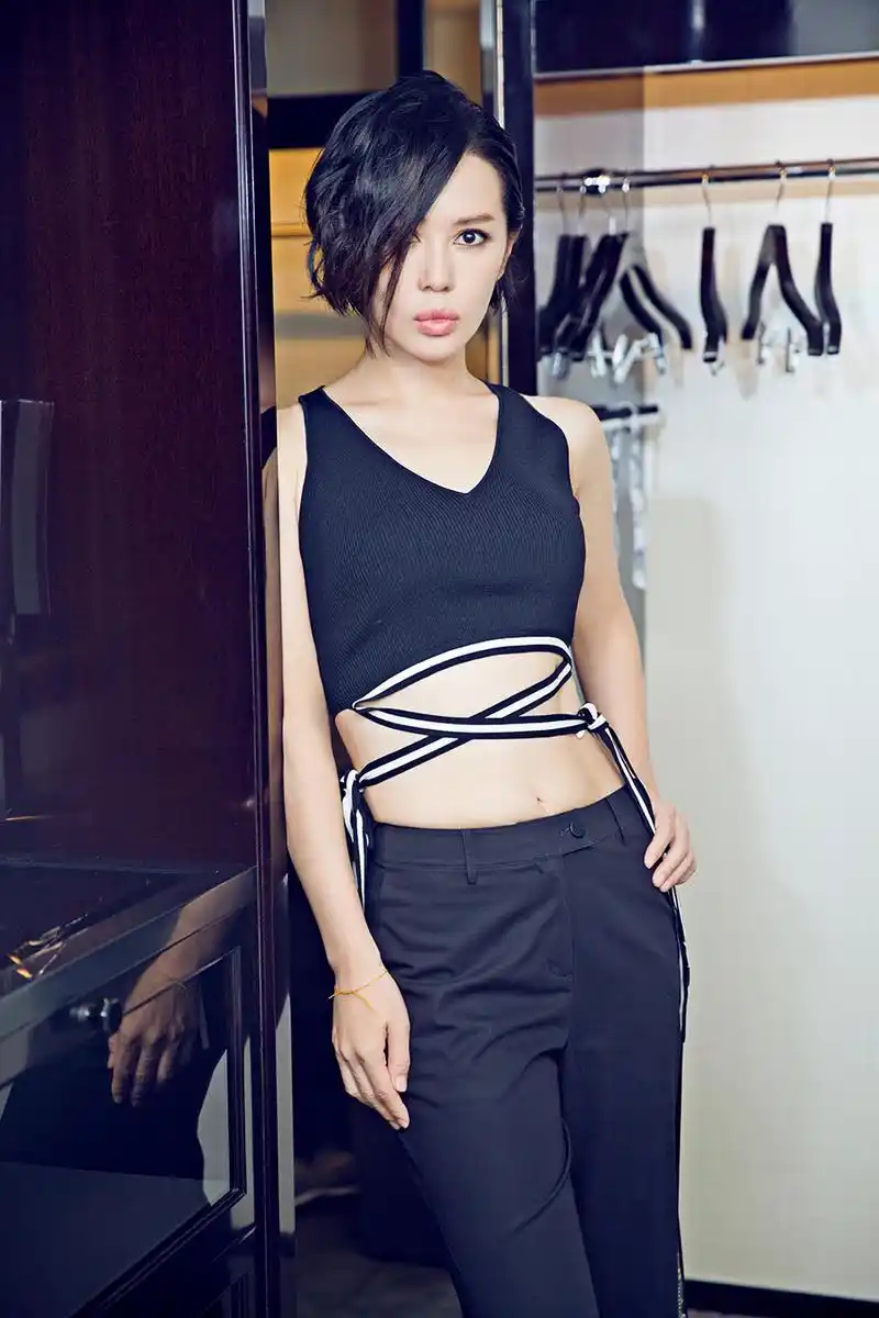 余男写真演绎运动风活力迷人魅力max