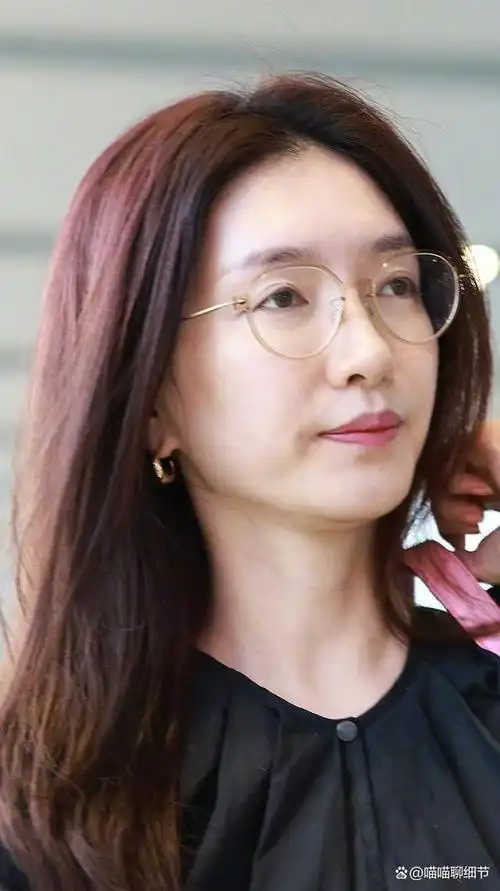 差点没认出这是江疏影!素颜状态走机场,看着真不像37