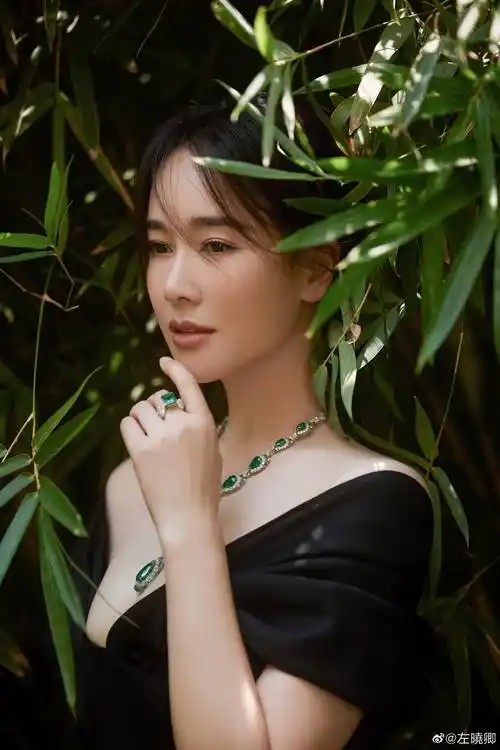 45岁左小青晒珠光宝气好身材 真是妙不可言