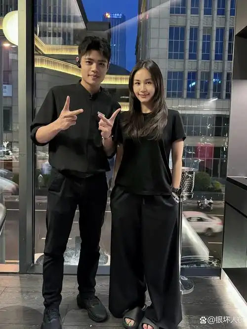 38岁王子文在成都吃椰浆鸡被偶遇,她看起来太年轻了,脸保养得真好