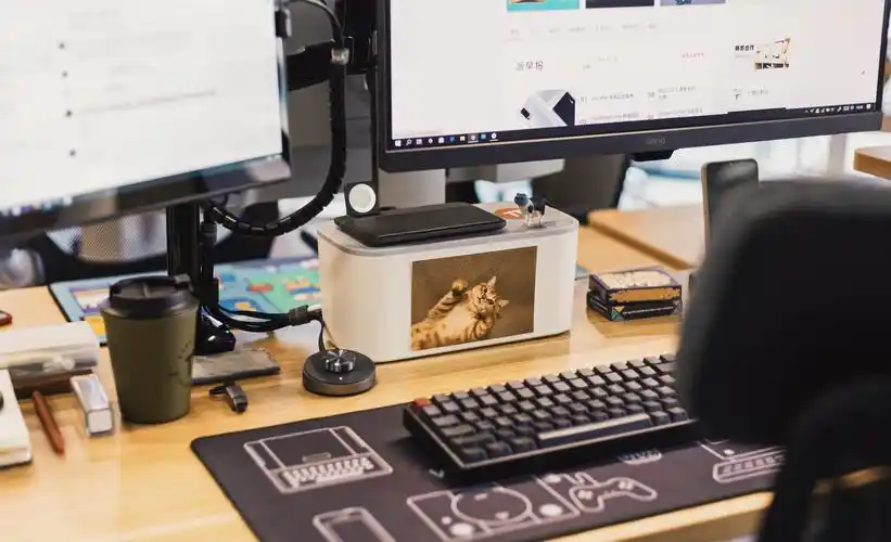 用升降桌解决了办公姿态问题,我们开始回到桌面上,解决显示器和电脑的