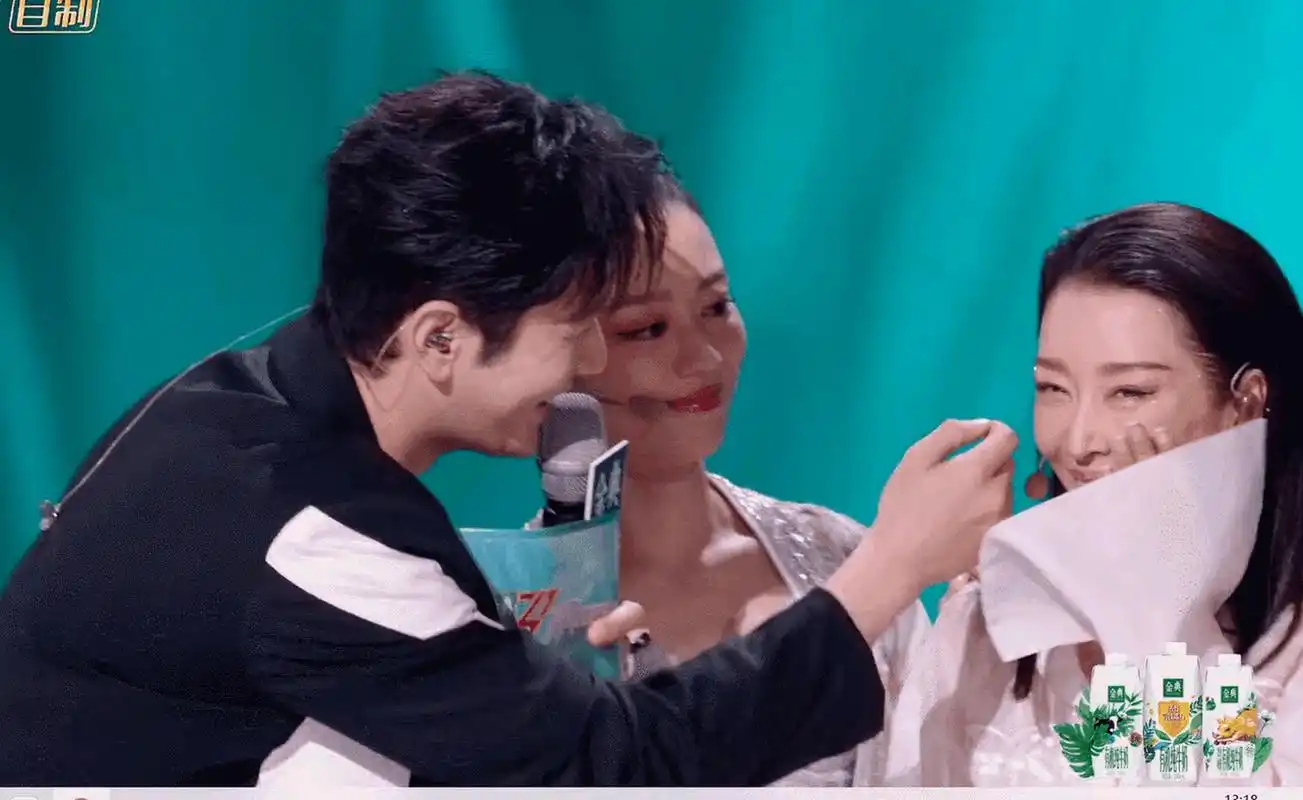 娱圈资讯快报# 黄晓明轻轻为孙悦拭去脸上的泪水,尽显绅士风范.