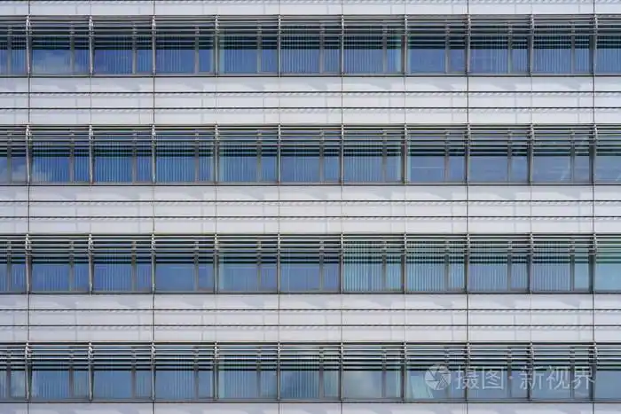 大楼里的玻璃阳台. 新社区的现代公寓楼. 建筑物纹理的窗户.