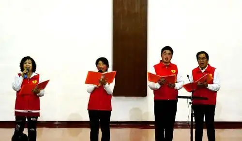 图为基督教堂里平安夜,牧师在讲道.