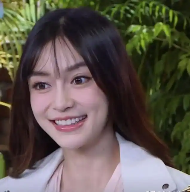 鼻子既然动过,就不能在阳光下拍照?看看杨颖,你就全明白了!