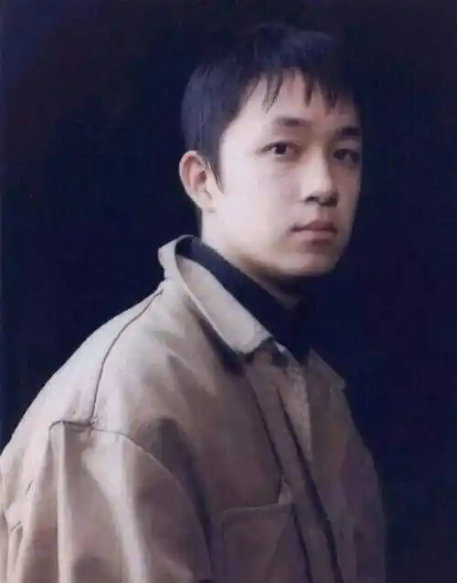 董洁的这个儿子,和他爸年轻时候比,不能说像,应该说一模一样_潘粤明