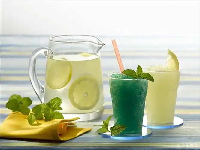 柠檬_格兰尼塔冰品_玻璃杯_柠檬水_高清图片_全景视觉