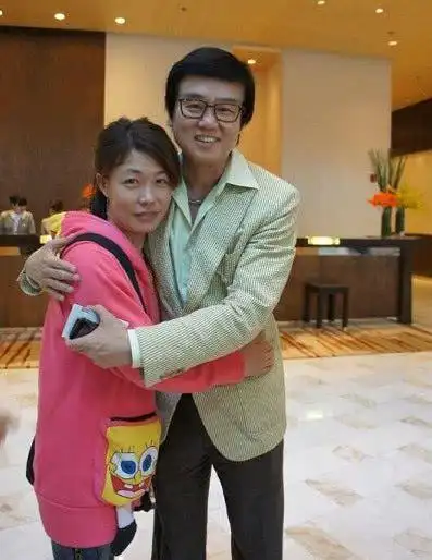 果,在现实生活中也是老婆的精神支柱,97年黄百鸣老婆徐文娟曾患过癌症