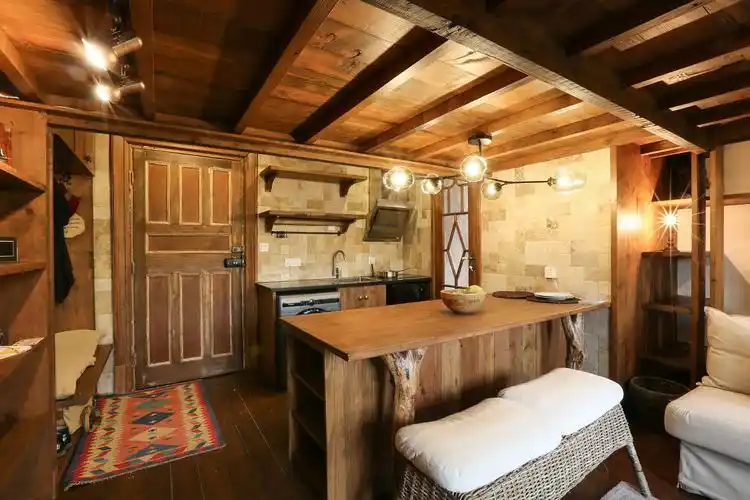 开放式厨房,让人联想到了森林中的小木屋.也把客厅和厨房做了打通.