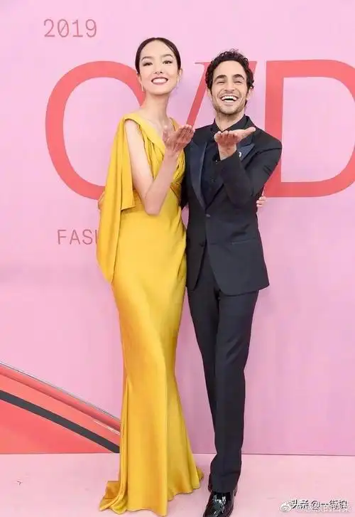 最低调超模孙菲菲美得高调黄色裙高贵优雅不愧是国模标杆