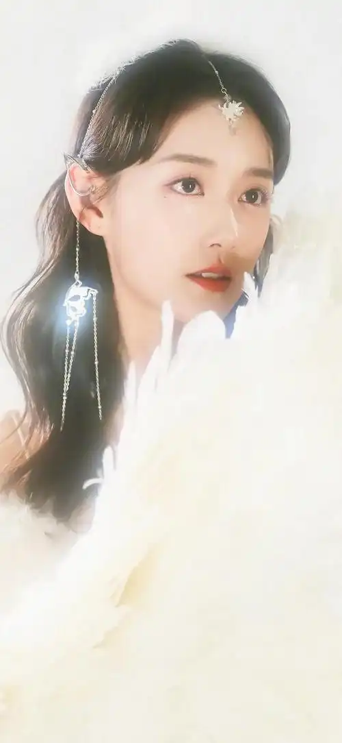 美女系列壁纸第59期,我们带来了备受瞩目的新生代演员蒋依依.