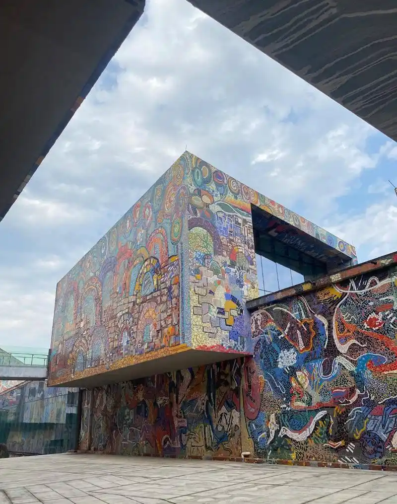 罗中立美术馆是位于四川美术学院大学城校区,是重庆三大省级美术馆之