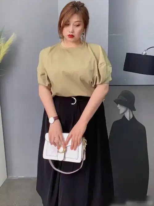 不要再苛求身材的完美,这位150斤的大码女生照样穿出了时尚感