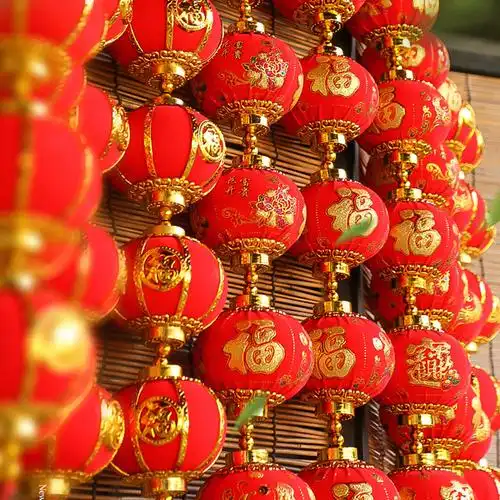 96新年,那盏红灯笼,高高地挂在门前,以思念启程,擎起心中悠悠的期盼