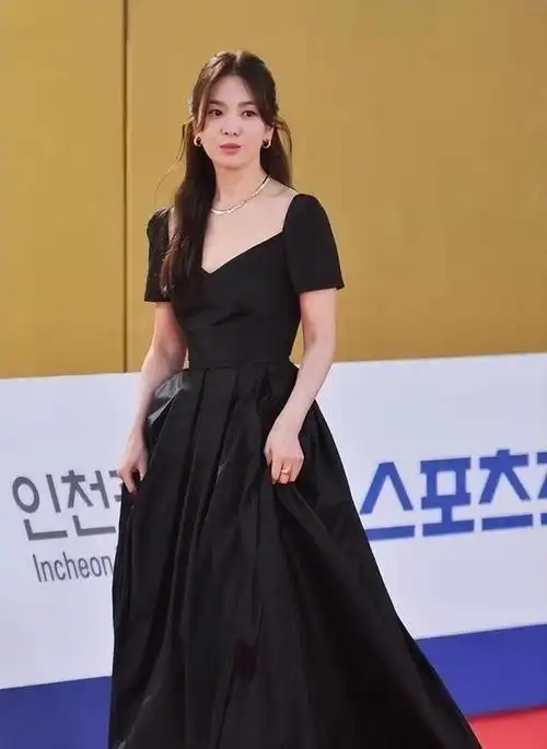 闪耀红毯!宋慧乔完美演绎时尚女王风范!