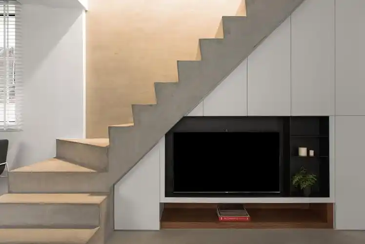 定制的电视柜合理地利用了楼梯下空间,嵌入式的设计,不占用客厅的活动