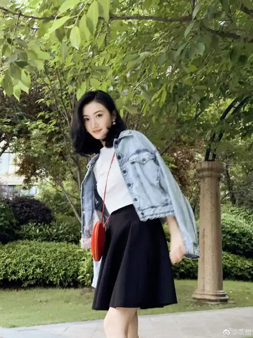 景甜短发户外随拍##景甜爱心斜挎包