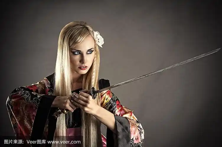 拿着武士刀的漂亮女人