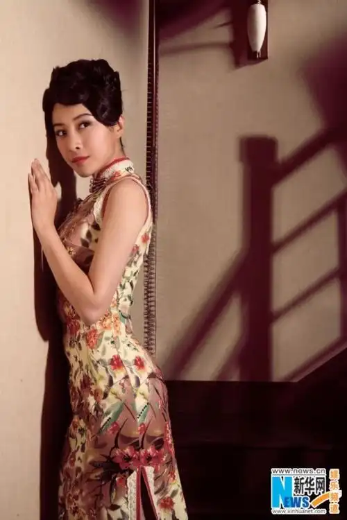 飘逸的写意水墨长裙,婀娜的春意印花旗袍,王雅捷尽展高贵优雅气质.