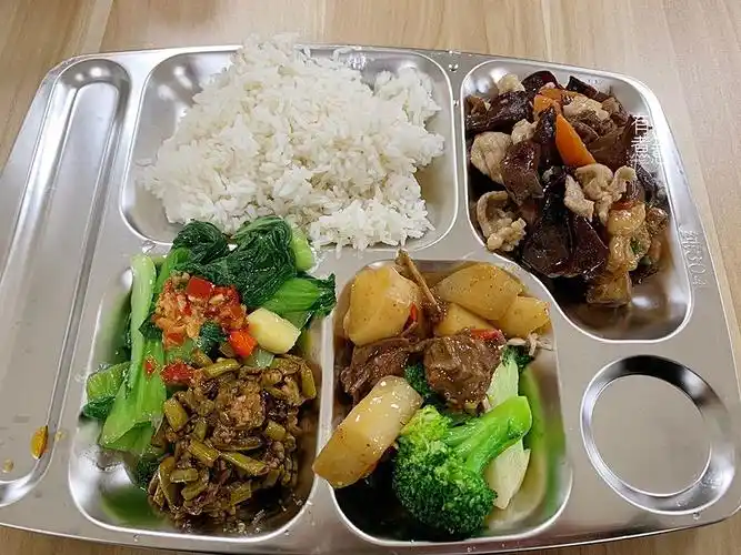 广东护士晒食堂饭菜在朋友圈沸腾了网友会被食堂喂胖的