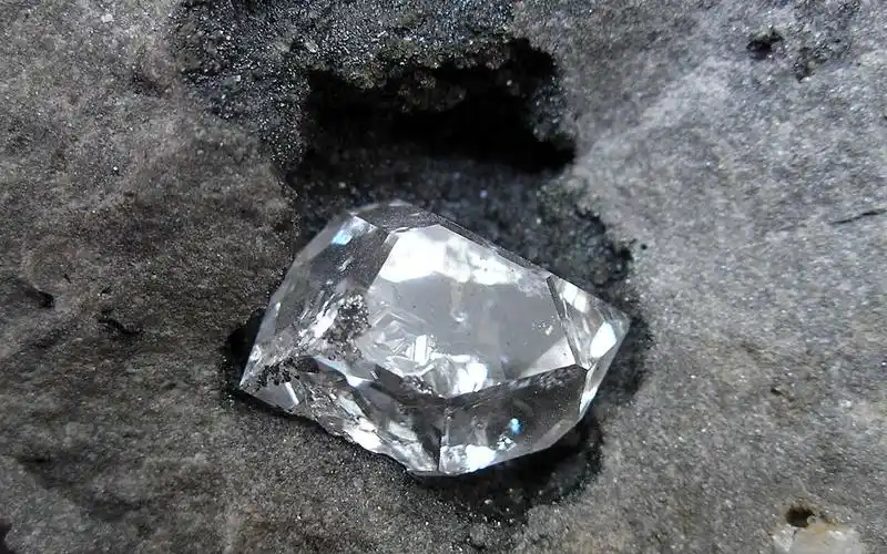 botswana diamonds 在 orapa 矿石样品中发现一颗八面体钻石原石